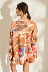 Camisa de lino italiano color crudo con estampado artístico de paisajes, cuello mao, manga larga, cierre frontal de botones y un bolsillo en el pecho.
