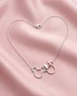 Collar enchapado en plata 925 con dije de siluetas de Mickey y Minnie Mouse, destacando la moña de Minnie enchapada en oro.