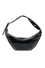 Cartera negra en forma de media luna, con cierre superior y ojales metálicos plateados en el borde.