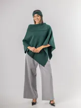 Poncho de tejido texturizado en color marrón chocolate, con cuello amplio y diseño asimétrico.