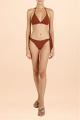 Top de bikini estilo triángulo con escote en V, tirantes ajustables con argollas metálicas doradas y cierre de amarre en la espalda y cuello.