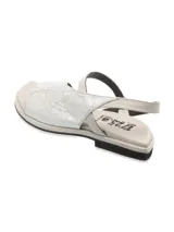 Sandalia de cuero color cobre metalizado, con talón descubierto y tira trasera marrón.