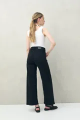 Pantalón jean ancho de tiro alto color azul oscuro, con bolsillos delanteros amplios y corte palazzo.