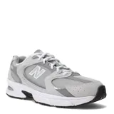 Championes New Balance 530 de estilo retro running, color gris con detalles en blanco y negro, confeccionados con malla transpirable y superposiciones de material sintético, con la icónica 'N' en los laterales y suela amortiguada.