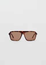 Lentes de sol tipo aviador con montura carey de policarbonato y cristales marrones.