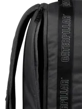 Mochila negra de poliéster ripstop 450D con detalles de cordón. Tiene un compartimento principal grande con bolsillo interior forrado, logotipo reflectante estampado, bolsillos laterales de malla, bolsillo frontal con cremallera y panel organizador con ranuras para bolígrafos y cordón para llaves.