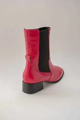 Botas de cuero color beige con elásticos laterales negros, taco cuadrado y punta cuadrada.