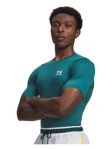 Remera de compresión Under Armour de manga corta, confeccionada en tejido HeatGear ultraligero que absorbe el sudor y se seca rápidamente. Presenta un diseño ergonómico con costuras estratégicas para mayor durabilidad, paneles de malla en axilas y espalda para ventilación y mangas raglán híbridas para mayor libertad de movimiento.