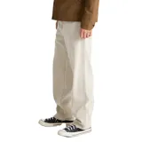 Pantalón utilitario Roark modelo Hwy 1 Utility, color beige, de corte recto con bolsillos laterales y presillas para martillo.