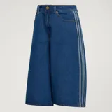 Shorts de denim estilo bermuda extragrande, de tiro alto y diseño holgado, con las clásicas franjas laterales de la marca.