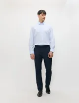 Camisa de vestir celeste de manga larga con cuello italiano y cierre frontal de botones.