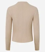 Blusa de punto color blanco con cuello alto y manga larga.