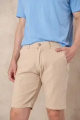 Bermuda de corte clásico confeccionada en una mezcla de ramio y algodón, con cierre frontal de botón y bolsillos laterales.
