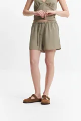 Short negro de cintura elastizada con lazo regulable.