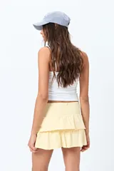 Minifalda color amarillo pastel con cintura elastizada y doble volado.