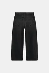 Jeans de tiro medio con corte relajado y largo al tobillo. Presenta diseño de cinco bolsillos, trabillas en la cintura y cierre frontal con cremallera y botón metálico.