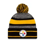 Gorro de lana New Era con pompón, diseño a rayas horizontales en negro, gris y amarillo. Incluye el logo de los Pittsburgh Steelers bordado en el frente.