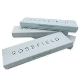 Reloj Rosefield con caja dorada de 33mm y esfera negra con textura. La malla es de acero dorada y el sistema es intercambiable. Resiste salpicaduras y lluvias ligeras (3 ATM).