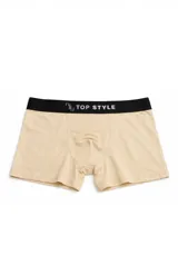 Boxer de algodón color beige, con cintura elástica negra que presenta el logotipo de la marca impreso en blanco.