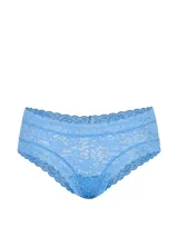 Braguita tipo cheeky de encaje suave y elástico color celeste, con diseño de tiro bajo y ribete festoneado.