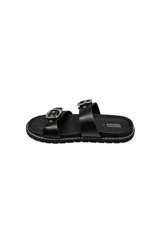 Sandalias de mujer Daniel Cassin modelo Onia, de color negro con dos tiras anchas en el empeine, cada una con una hebilla metálica plateada grande. Presentan costuras blancas decorativas a lo largo de la suela y plantilla anatómica.