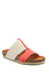 Sandalias bajas de cuero color beige con una tira ancha con textura croco color marrón claro.