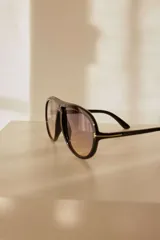 Lentes de sol con armazón estilo aviador en carey marrón y cristales degradados. Cuentan con protección UV400 y están fabricados en policarbonato.