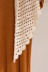 Chal triangular tejido a mano con la técnica de crochet, color crudo.