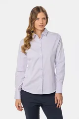 Camisa de manga larga entallada, confeccionada en una mezcla de algodón con spandex. Presenta cuello clásico, cierre frontal con botones al tono y puños abotonados.