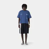 Remera oversize de color azul, confeccionada en algodón puro, de manga corta y cuello redondo acanalado. Presenta un amplio estampado gráfico en la espalda en tonos celestes con inscripciones tipográficas.