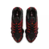 Championes Nike Shox TL con diseño icónico y amortiguación mecánica en color negro con detalles en rojo. Cuenta con capellada de malla transpirable, estructura de TPU y suela de goma.