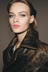 Chaqueta tipo biker de cuero con efecto desgastado, cuello de solapa, cierre frontal con cremallera metálica, bolsillos delanteros con cremallera y bolsillo pequeño con solapa, mangas largas con cremalleras en los puños y bajo con trabillas.