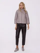 Campera puffer color visón, con capucha y mangas 3/4.