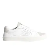 Championes urbanos Cariuma modelo Salvas, color blanco con detalles en gris.