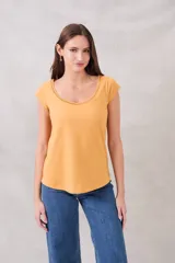 Remera de algodón peinado color camel, con ajuste al cuerpo, escote redondo con detalle calado y mangas cortas.