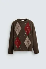 Jersey de punto con lana, corte relajado, cuello redondo y manga larga. Presenta un diseño de rombos en tonos marrón, beige y rojo con detalles bordados, y acabados en rib.
