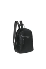 Mochila color camel de la marca Las Oreiro, con cierre frontal y correas ajustables.