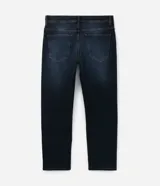 Pantalón de jean azul oscuro, corte slim, con trabillas en la cintura y bolsillos.