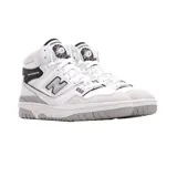Championes de caña alta New Balance modelo 650, con diseño en cuero blanco, detalles en negro y refuerzos de gamuza gris en la puntera. Presenta el logo de la marca en el lateral y suela de goma con tecnología de amortiguación.