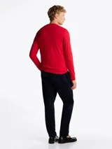 Remera de manga larga roja con cuello redondo y logo bordado en el pecho. Corte extra slim.