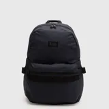 Mochila urbana de diseño minimalista en color azul marino, con compartimento principal amplio, bolsillo frontal con cierre y correas laterales ajustables. Incluye espacio interno para laptop y bolsillos laterales.
