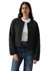 Campera corta acolchada con diseño de rombos, cuello redondo y cierre frontal con cremallera.