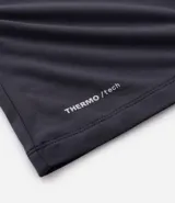 Remera térmica de manga larga y cuello redondo, confeccionada en tejido técnico ligero de poliéster y elastano. Diseño liso y ajustado, ideal para actividades deportivas.