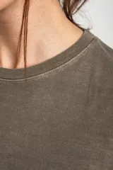 Remera oversize de algodón lavado, color marrón, de manga corta y cuello redondo.