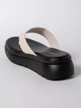 Sandalias negras con plataforma de 3 cm y tira ancha sobre el empeine.