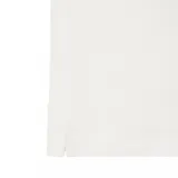 Chomba Lacoste de piqué color blanco, de manga corta, con cuello camisero y cierre frontal de dos botones. Cuenta con el logotipo de la marca bordado en el pecho junto con el texto "Lacoste Paris".