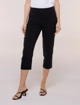 Pantalón capri blanco de estilo sastrero, tiro alto y calce ajustado, con cintura elástica ancha y bolsillos frontales funcionales.