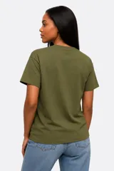 Remera de manga corta color beige, con cuello redondo y diseño de estampado floral grande en el frente.