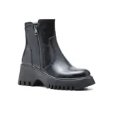 Bota corta negra de cuero sintético, con plataforma y suela track. Cierre lateral con cremallera.