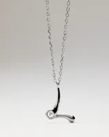 Collar de plata con cadena de eslabones y colgante en forma de la letra L, adornado con una circonia incrustada.